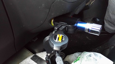 シガーソケットも装備しているが、スッキリとしたデザインです。