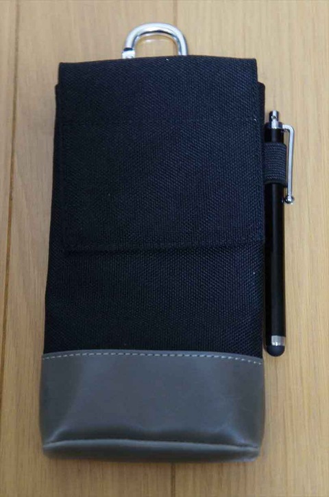 7 Plusにケースを装着していても、出し入れは余裕です。