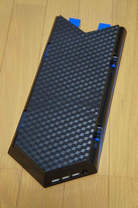 ソフトも収納できる多機能PS4スタンドです