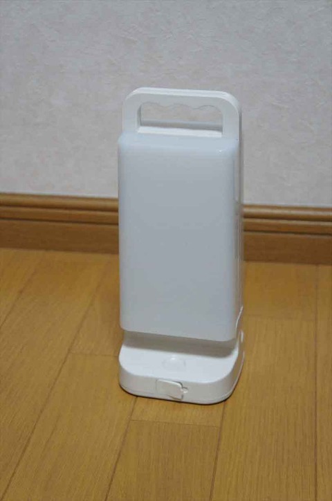 大型ソーラーパネル装備のLEDランタンです。