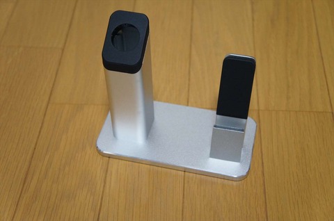 iPhoneケースを選ばない充電スタンドです。