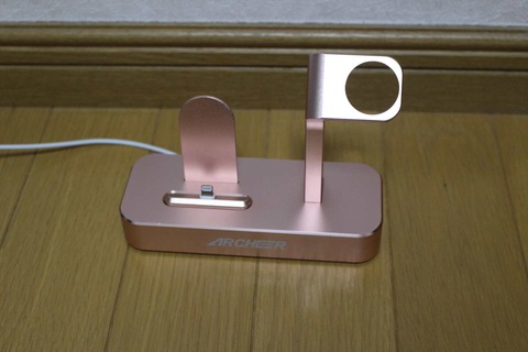 iPhoneケースを選ばない充電スタンドで、Apple Watchも横置きできます。