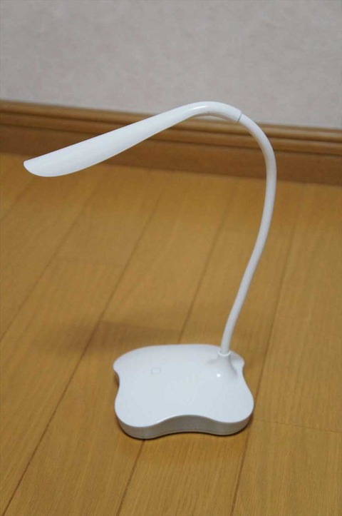 この価格で、充電池を内蔵したLEDスタンドです