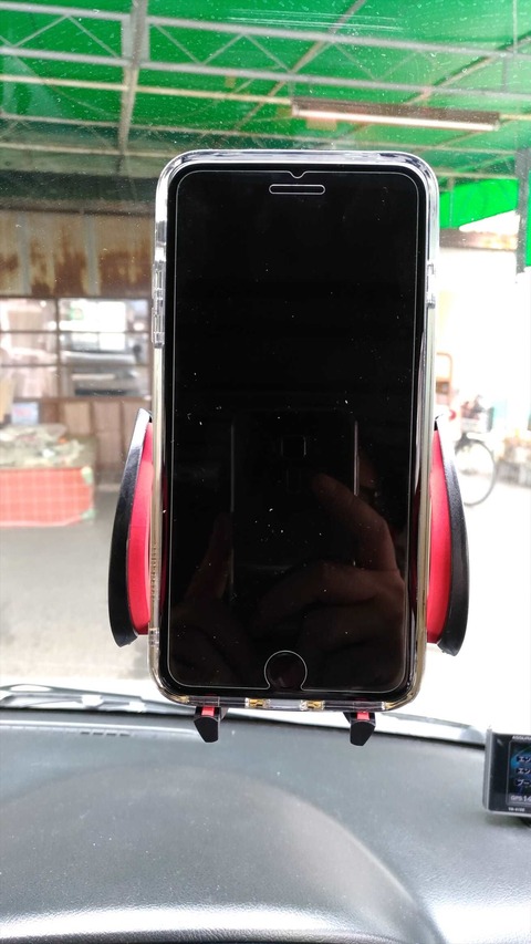 長いアームで、スマホを手前で操作できます。