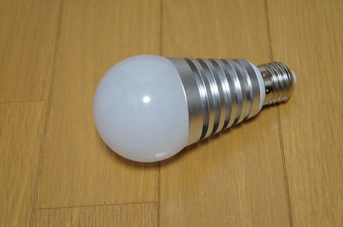 その日の気分で、簡単に色を変えられるLED電球です。