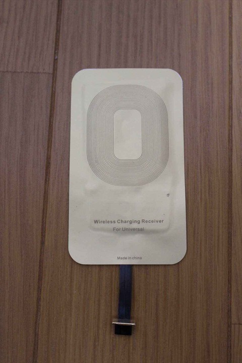 Qi非対応端末を、Qi対応端末に変えることができます。