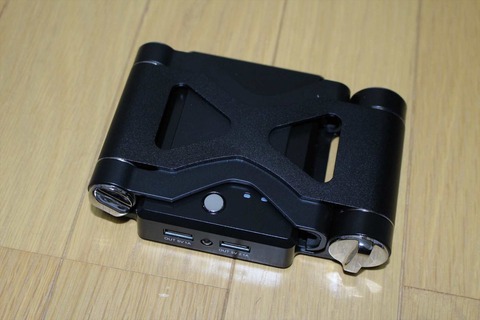 スタンドを内蔵したモバイルバッテリーです