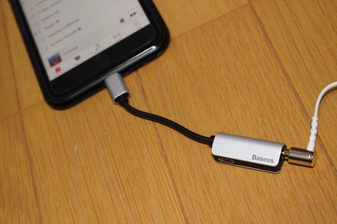 格好いいデザインのイヤホン変換アダプタです