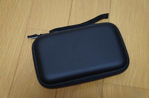 ありそうであまり見掛けない、ポータブルHDDを収納するケースです。