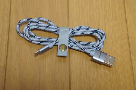 非常に使いやすいLightningとMicroUSB両対応のケーブルです。