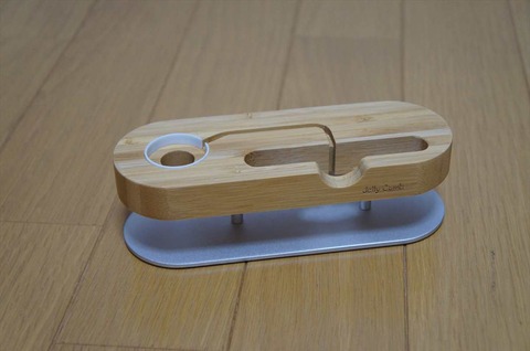 リビングに置きたいApple Watch＆iPhoneスタンドです。