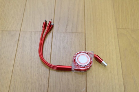 1本のケーブルで、3種類の端末を同時に充電できます。