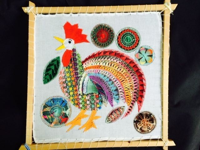 ニャンドゥティ おん鶏 エンジ 刺繍 額 パラグアイ 伝統工芸