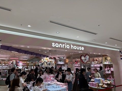 ルクア大阪にオープンした「sanrio house」が大盛況！昼前には入店整理券が終了