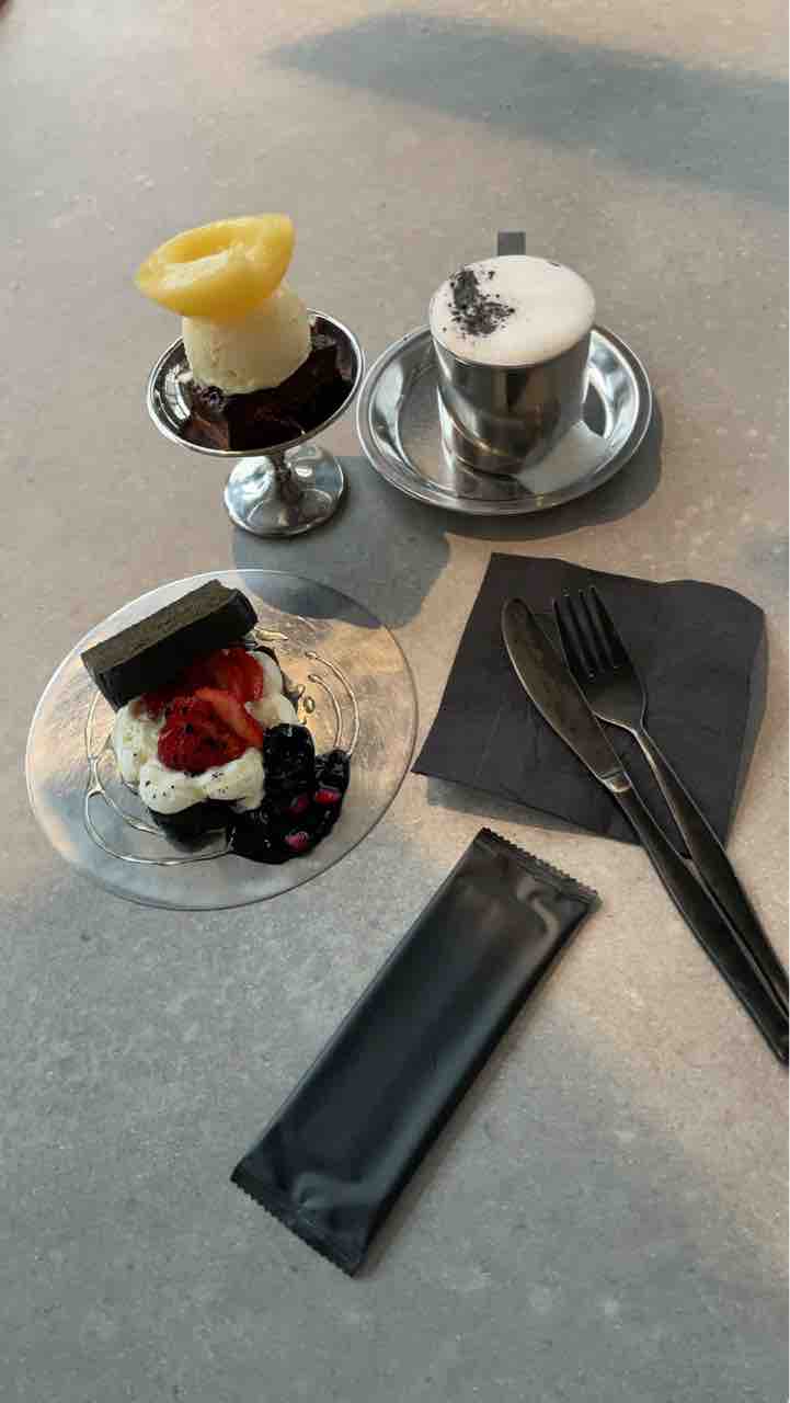 カフェの内装はもちろん食べ物まで 世界観の統一が素晴らしい 本が読めるおしゃれカフェ Book And Bed Tokyo Shinsaibasi をご紹介 大阪つーしん 大阪市の地域情報サイト