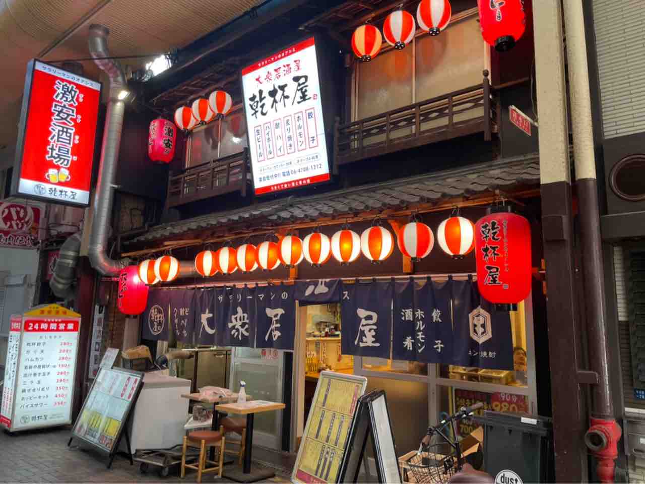 青い暖簾に赤提灯 大阪 日本橋にある 乾杯屋 で味わう大衆居酒屋気分 大阪つーしん 大阪市の地域情報サイト