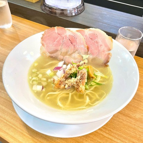 ゲソの唐揚げが入ったラーメン！天神橋にある『麺 in the mirror』で夕食【北区天神橋】