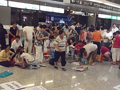 上海虹橋空港でデモ勃発 5