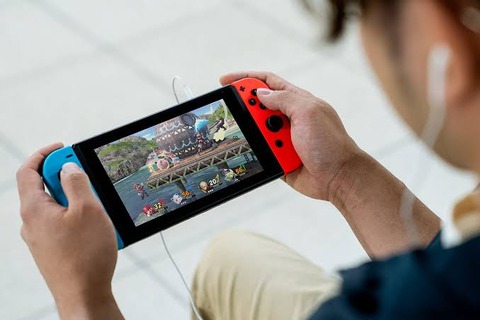 switchを携帯モードで遊んでるやつ、0人説