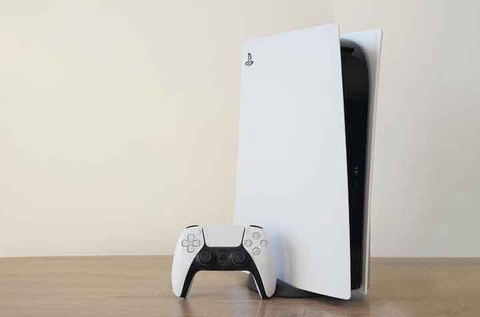 PlayStation公式「海に行く方は要注意。形は似ていますが、PS5はビート板の代替にはなりません」