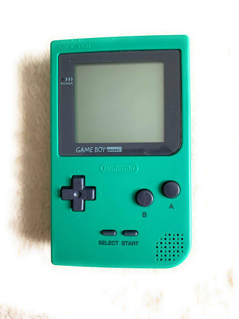 何色のゲームボーイポケットを買ったかでその後の人生が分かるらしいぞ！！！