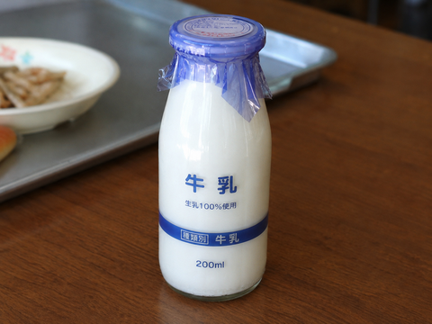【衝撃】昭和生まれ、給食で瓶に入った牛乳を飲まされていた