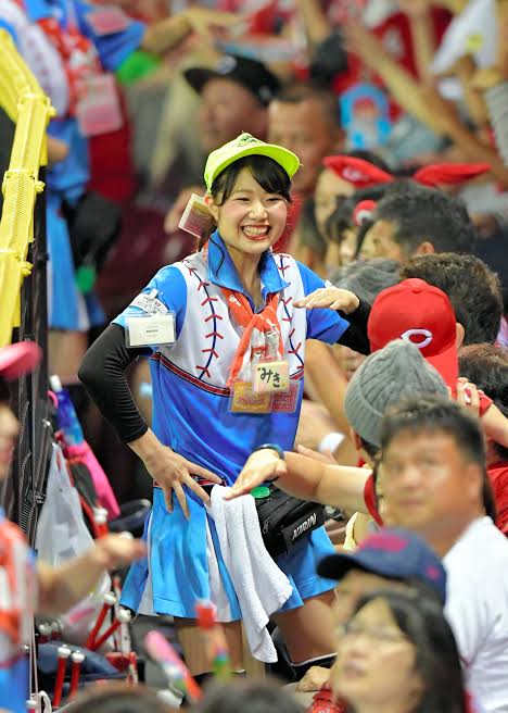 悲報 ビール売り子が完全に顔採用だと判明するwwwwwwww Jの番記者