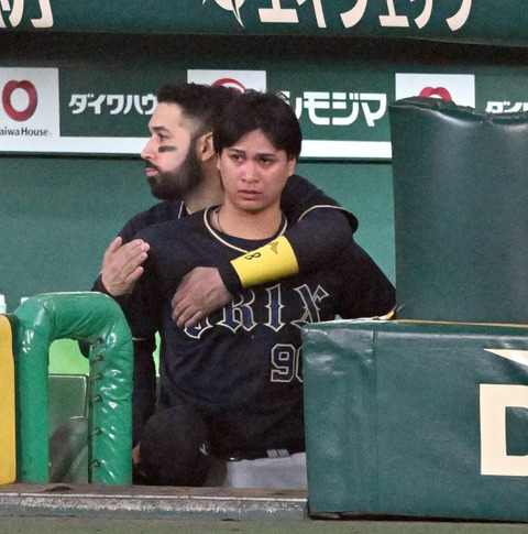 【朗報】オリックス・ゴンザレス、宇田川をそっと優しく抱き締める