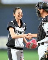 武井咲 始球式2222