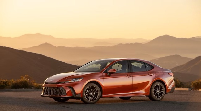 2025_camry_se_awd_supersonicred_001