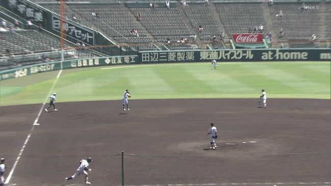甲子園の外野席スカスカw 甲子園の外野席スカスカw