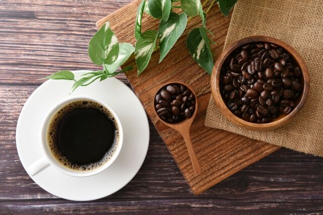 コーヒー(安いです、美味いです、健康にいいです、いい匂いがします、オシャレです)←この飲み物