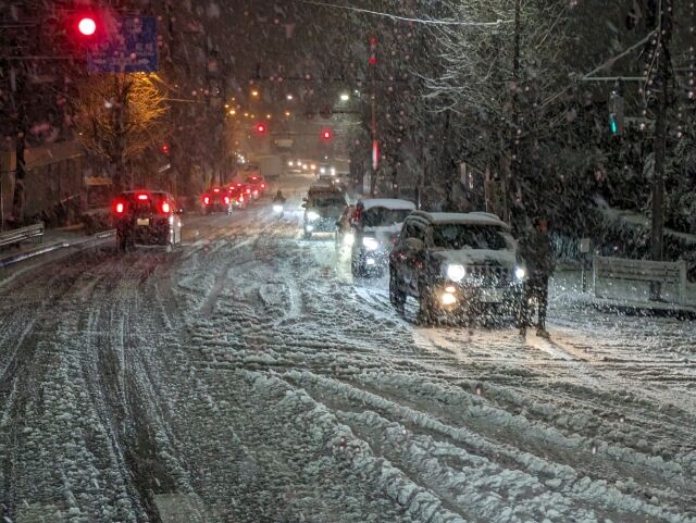 ノーマルタイヤでスノーアタックする車が絶えない理由w