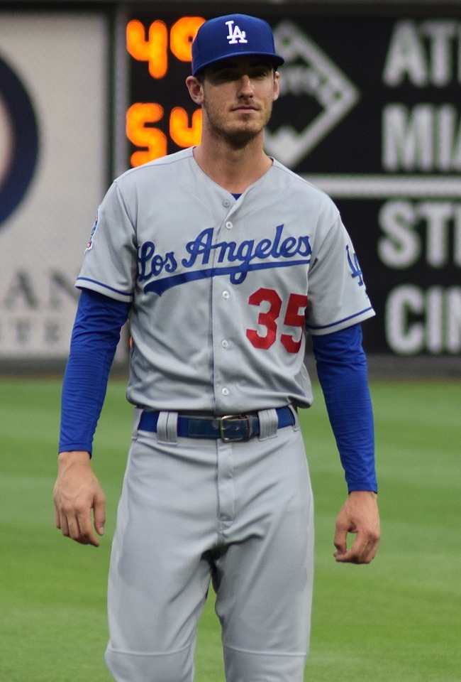 800px-Cody_Bellinger_7_24_18_(cropped)