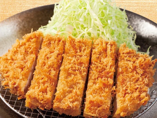 まつのやで700円でとんかつ定食が食べられて草