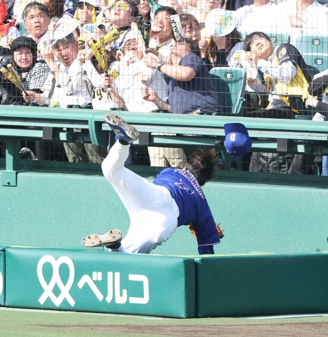 甲子園カメラマン席改修検討へ 中日・福永の転落、負傷を受け「囲い」の防護ラバーを広げる案などのサムネイル
