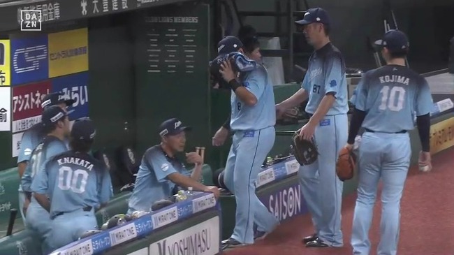 【西武対ソフトバンク20回戦】西武・渡部聖弥にアクシデント、守備でバウンドした打球が顔面に直撃して負傷交代