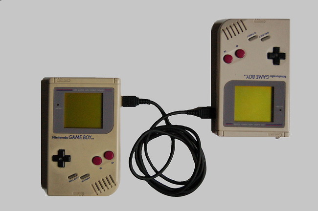 1280px-Duo_gameboy