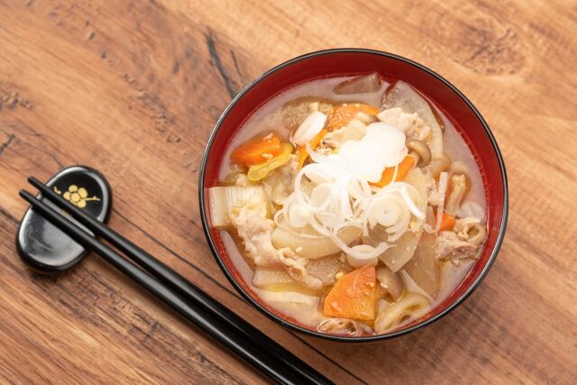 味噌汁作ろうと思うんやが豚バラと玉ねぎと大根は確定として後は何入れよう