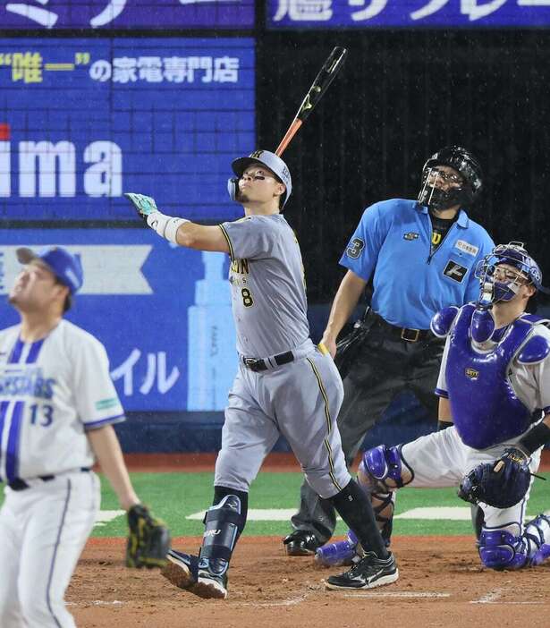 【快挙】佐藤輝明が金本知憲以来の2年連続30号本塁打　森下翔太と同日に〝30-30〟達成