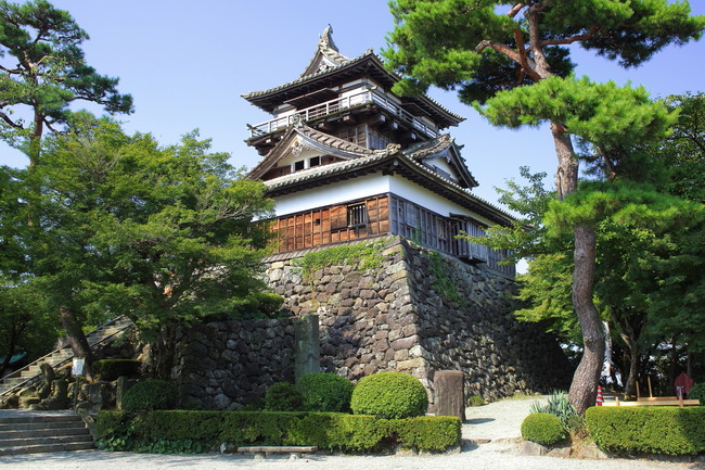 Maruoka_Castle_Keep_Tower,_Maruoka-cho_Sakai_2013