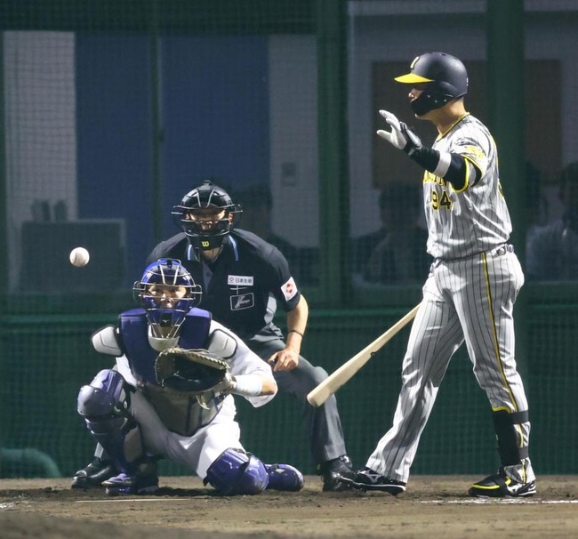 阪神・原口が猛抗議　中日・マルティネスの投球に納得いかず　構え不十分アピールもストライク判定