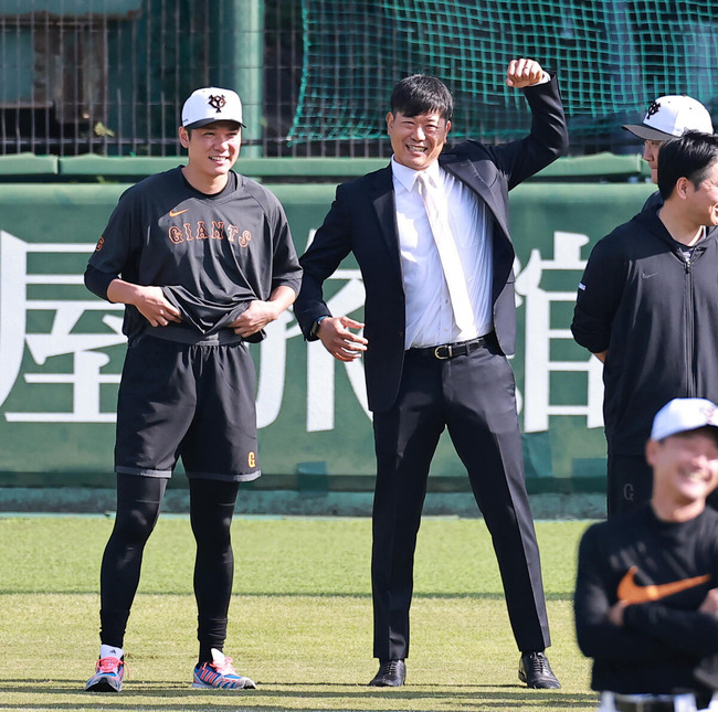 巨人　５年ぶり復帰の内海哲也投手コーチが始動　坂本勇人と熱く抱擁も