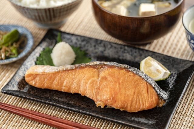 【悲報】加熱用シャケ、塩焼き以外の調理法がない