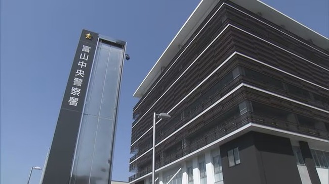 【悲報】「知らないうちに脱がされていた」　電車内で下半身露出した男、逮捕