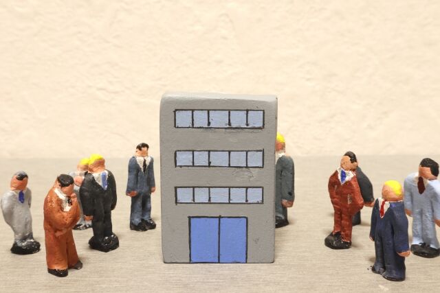 日本人「会社への忠誠心」が全世界ダントツで最下位、終身雇用なのになぜ