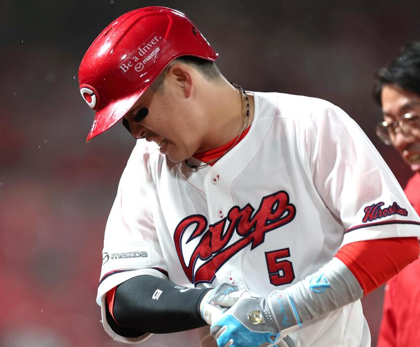 広島・小園海斗内野手は打撲の診断　骨には異常なし　ヤクルト戦の三回に右手甲に死球、五回の守備から退き病院へ