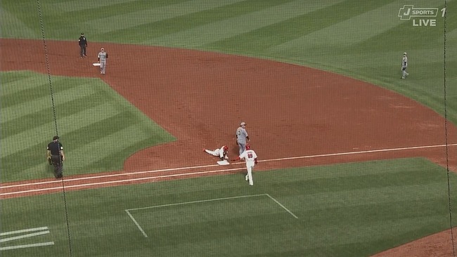 【広島対阪神1回戦】広島・中村奨成、オーバーラン…