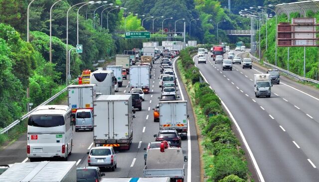 高速道路での渋滞中に車線変更を繰り返す車ｗｗｗｗｗｗｗｗｗｗｗｗｗｗｗｗ
