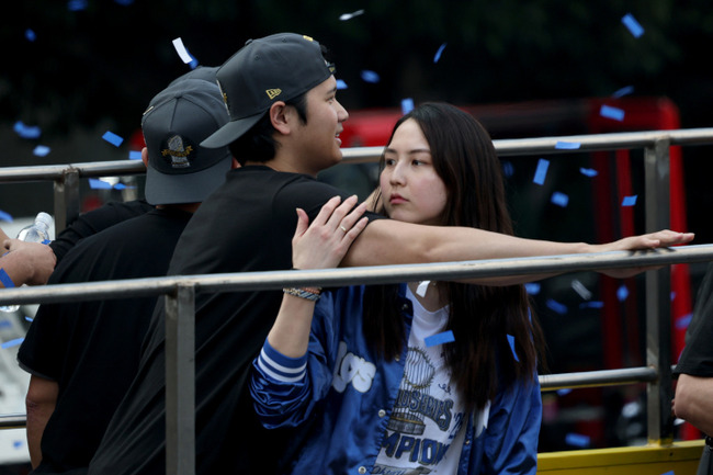 【MLB】「真美子さん、いた！」  ドジャース2年連続の優勝パレード　妻・真美子さんが大谷翔平のスタジャンを着て参加